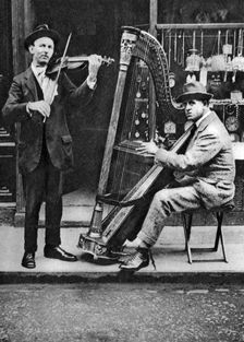 Street musicians, London, 1926-1927