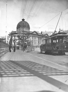 Street scene out the front of Customs House, Brisbane, Queensland, 1905. Creator: Robert Augustus Henry L'Estrange