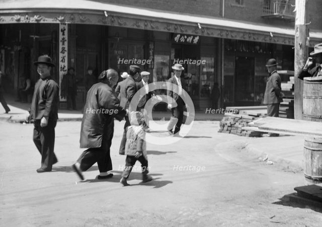 Street scene, Chinatown, San Francisco, between 1896 and 1906. Creator: Arnold Genthe.
