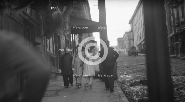 Street scene, Chinatown, San Francisco, between 1896 and 1906. Creator: Arnold Genthe.