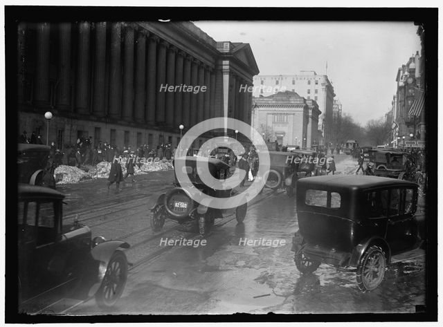Street scene, Washington, D.C., between 1913 and 1918. Creator: Harris & Ewing.