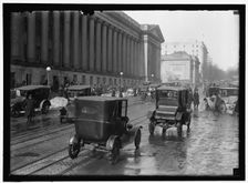 Street scene, Washington, D.C., between 1913 and 1918. Creator: Harris & Ewing
