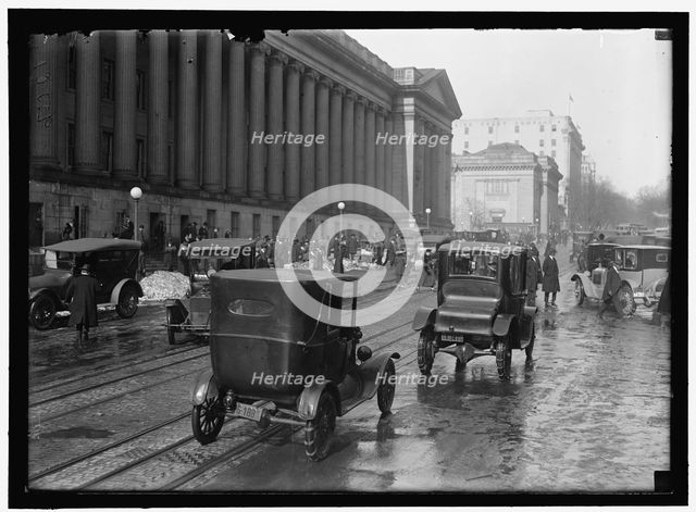 Street scene, Washington, D.C., between 1913 and 1918. Creator: Harris & Ewing.