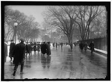 Street scene, Washington, D.C., between 1913 and 1918. Creator: Harris & Ewing