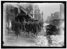 Street scene, with snow, Washington, D.C., between 1913 and 1918. Creator: Harris & Ewing