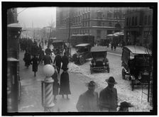 Street scene, with snow, Washington, D.C., between 1913 and 1918. Creator: Harris & Ewing