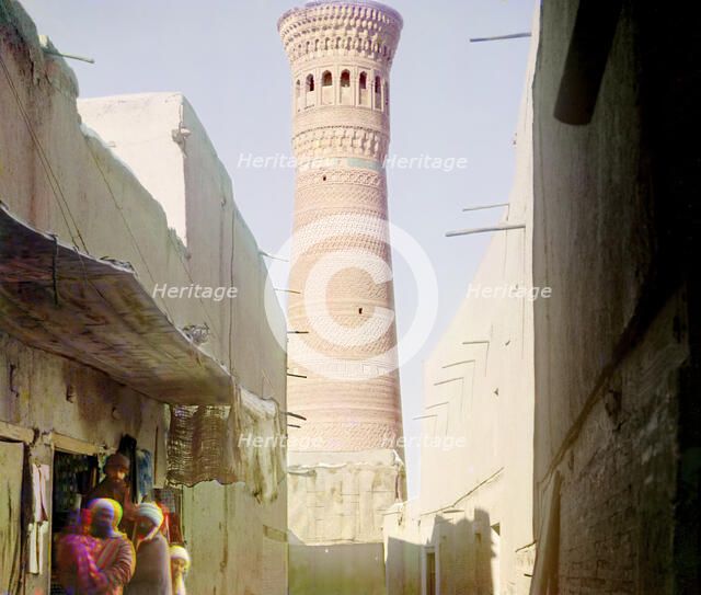 Street scene with vendors, minaret in background, between 1905 and 1915. Creator: Sergey Mikhaylovich Prokudin-Gorsky.