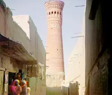 Street scene with vendors, minaret in background, between 1905 and 1915. Creator: Sergey Mikhaylovich Prokudin-Gorsky