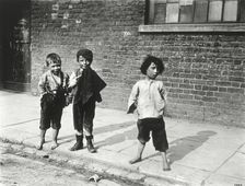 Street urchins in Lambeth, London, 19th century