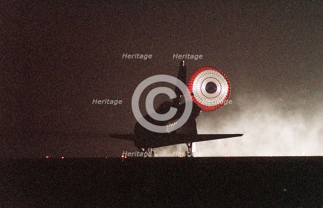 STS 106 Atlantis landing at Kennedy Space Center, Florida, USA, 2000.  Creator: NASA.