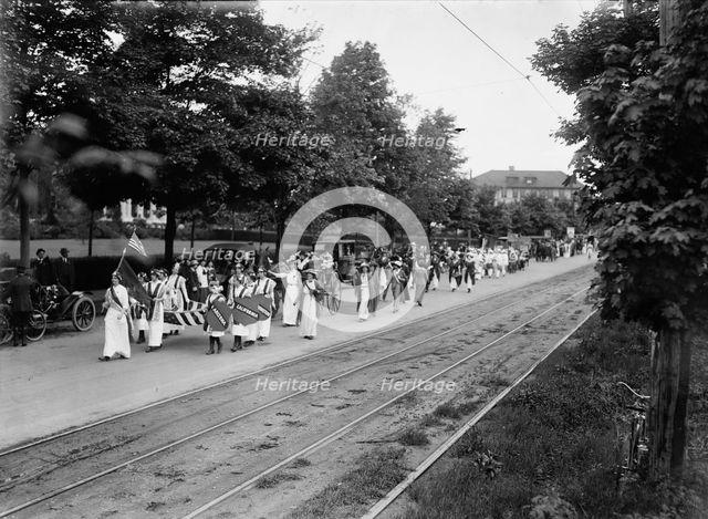 Suffrage pageant - Long Island, 1913. Creator: Bain News Service.