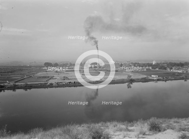 Sugar beet factory (Amalgamated Sugar Company) along..., Nyssa, Malheur County, Oregon, 1939. Creator: Dorothea Lange.