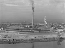Sugar beet factory (Amalgamated Sugar Company) along..., Nyssa, Malheur County, Oregon, 1939. Creator: Dorothea Lange