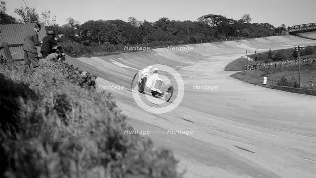 Sunbeam of EL Bouts on the banking, BARC meeting, Brooklands, 16 May 1932. Artist: Bill Brunell.