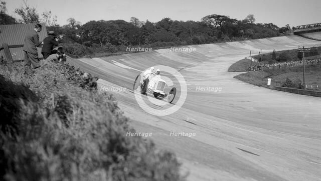 Sunbeam of EL Bouts on the banking, BARC meeting, Brooklands, 16 May 1932. Artist: Bill Brunell.