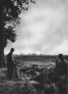 'Sur la Ligne de Feu; Le premier shrapnell de la journee 1914. Creator: Unknown