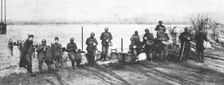 'Sur la rive du Bas-Isonzo.-- Un detachement italien experimentant le casque francais. Creator: Unknown
