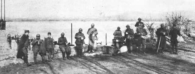 ''Sur la rive du Bas-Isonzo.-- Un detachement italien experimentant le casque francais.'. Creator: Unknown.