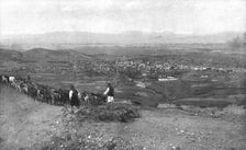 Sur la route de Monastir ; Monastir, vue des hauteurs du Sud-Ouest ; a l'horizon, les montagnes de Creator: Unknown