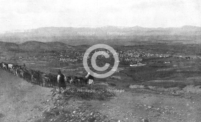 'Sur la route de Monastir; la ville de Monastir vue des hauteurs au Sud-Ouest : a l'horizon..., 1916 Creator: Unknown.