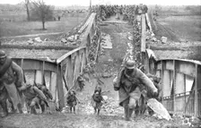 Sur la route de Saint-Quentin; Le passage par nos troupes d'un pont detruit par l'ennemi sur le can Creator: Unknown