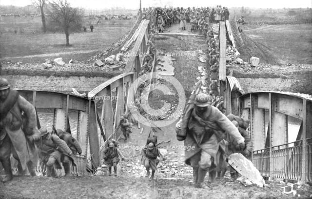'Sur la route de Saint-Quentin; Le passage par nos troupes d'un pont detruit par l'ennemi sur le can Creator: Unknown.