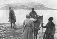 Sur la route de Trebizonde; L'interrogatoire d'officier turc prisonnier qui, les..., 1916 (1924) Creator: Unknown