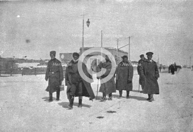 'Sur la route de Trebizonde; Un des petits groupes de prisonniers faits, apres..., 1916 (1924) Creator: Unknown.