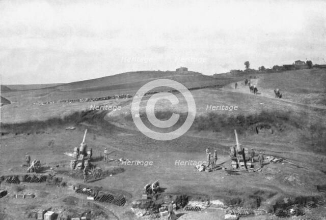 'Sur la Tcherna ; Pieces francaises de 155 long en batterie pour appuyer la progression de l'infante Creator: Unknown.