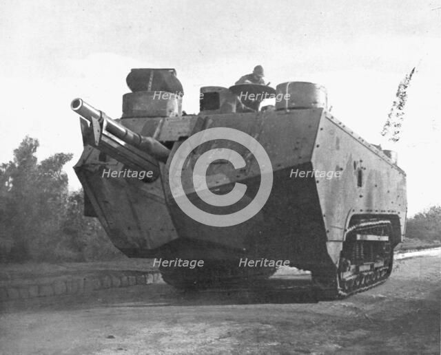'Sur le massif de Moronvilliers; Notre artillerie d'assaut: char armé a l'avant d'un canon..., 1917. Creator: Unknown.