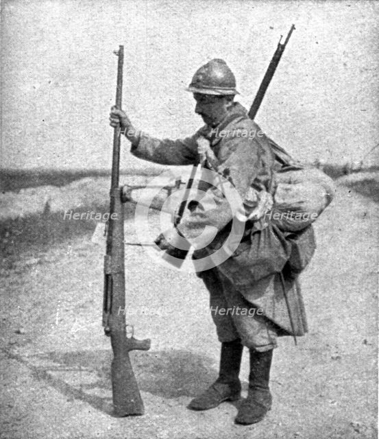 ' Sur le Marne; le fusil allemand contre char d'assaut, examine par un de nos sapeurs', 1918. Creator: Unknown.