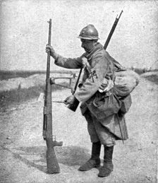 Sur le Marne; le fusil allemand contre char d'assaut, examine par un de nos sapeurs 1918. Creator: Unknown