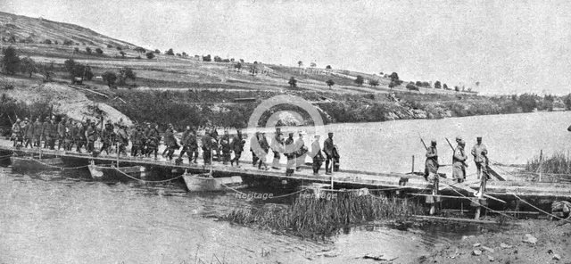 ' Sur le Marne; prisonniers allemands ramenes sur la rive Sud de la Marne, le 22 juillet..., 1918. Creator: Unknown.