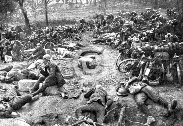 ' Sur le Marne; une compagnie de chasseurs cyclistes faisant la pause, apres une longue..., 1918. Creator: Unknown.