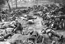 Sur le Marne; une compagnie de chasseurs cyclistes faisant la pause, apres une longue..., 1918. Creator: Unknown