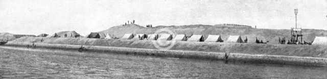 'Sur le Canal de Suez; Campement et retranchement anglais sur la rive asiatique de..., 1915 (1924) Creator: Unknown.
