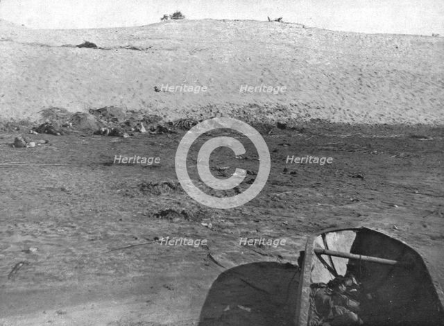 'Sur le Canal de Suez; Apres l'ataque de Toussoum: les cadavres turcs sur le berge..., 1915 (1924). Creator: Unknown.