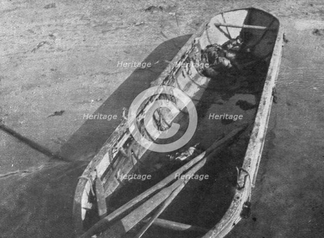 'Sur le Canal de Suez; Un des grands canots en aluminium qui devaient permettre..., 1915 (1924). Creator: Unknown.