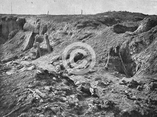 'Sur le champ de bataille de Combles; ancienne installation allemande dans le chemin creux..., 1916. Creator: Unknown.