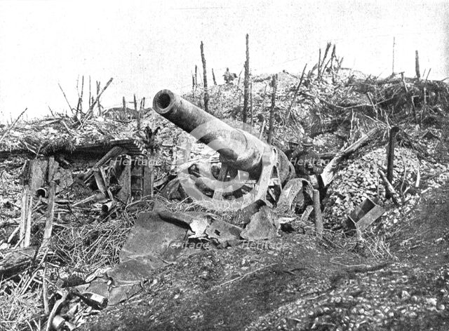'Sur le champ de bataille de Combles; Un canon allemand de 150 abandonne dans le bois..., 1916. Creator: Unknown.