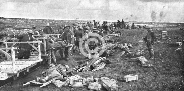 'Sur le front occidental: la prise de la Crete de Vimy; A l'arriere: le rassemblement des..., 1917. Creator: Unknown.