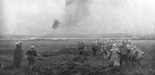Sur le front occidental: la prise de la Crete de Vimy; Prisonniers allemands traversant..., 1917. Creator: Unknown
