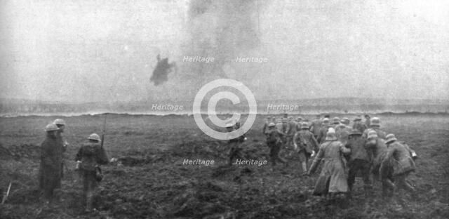 'Sur le front occidental: la prise de la Crete de Vimy; Prisonniers allemands traversant..., 1917. Creator: Unknown.