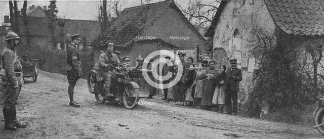 'Sur le front occupe en France par de Nouvelles forces Britanniques; motorcyclistes...', 1916. Creator: Unknown.