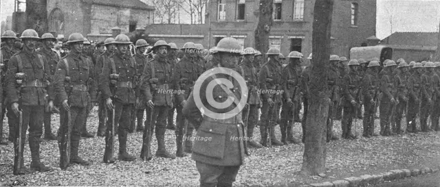 'Sur le front occupe en France par de Nouvelles forces Britanniques; Le nouveau casque..., 1916. Creator: Unknown.