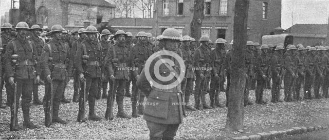 'Sur le front occupe en France par de Nouvelles forces Britanniques; Le nouveau casque..., 1916. Creator: Unknown.