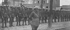 Sur le front occupe en France par de Nouvelles forces Britanniques; Le nouveau casque..., 1916. Creator: Unknown