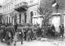 Sur le front oriental; A Przemysl (en russe, Peremouichl): un detachement russe arrive 1915. Creator: Unknown