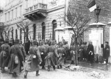 Sur le front oriental; A Przemysl (en russe, Peremouichl): un detachement russe arrive 1915. Creator: Unknown