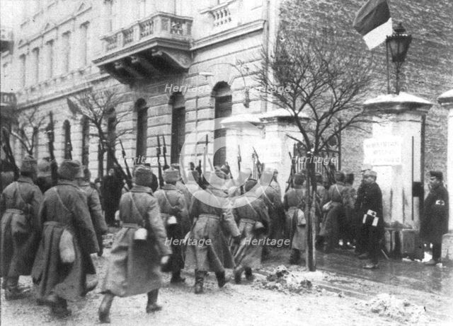 'Sur le front oriental; A Przemysl (en russe, Peremouichl): un detachement russe arrive', 1915. Creator: Unknown.